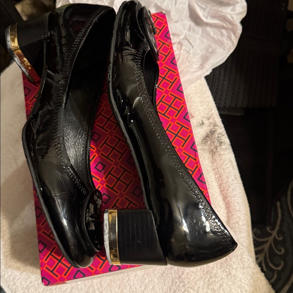Tory Burch Black Patent Low Heel - Picture 5 of 6